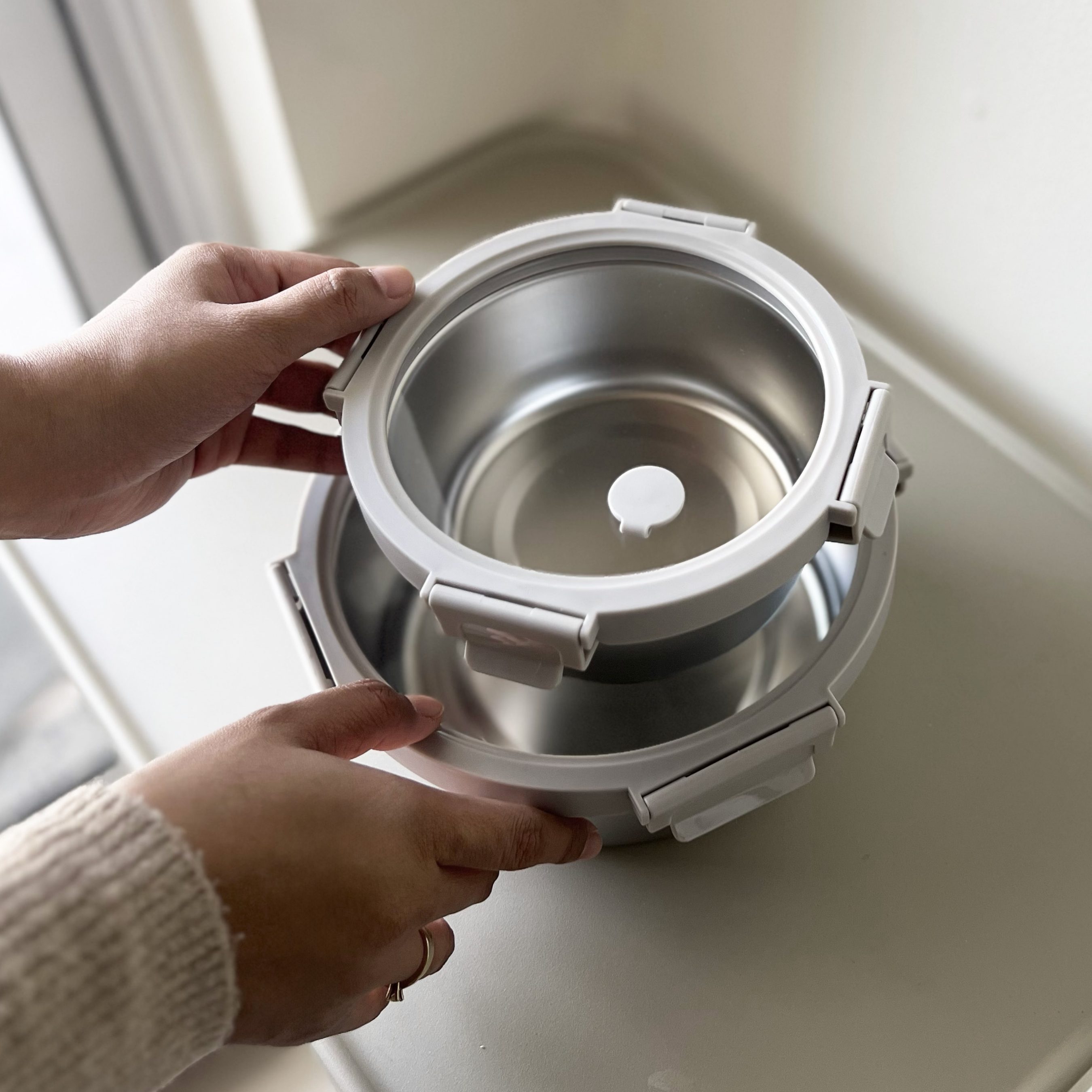 Ani Stainless Steel Round container with Glass with vent Lids